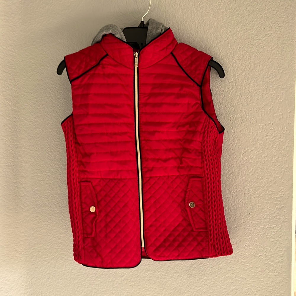 Super cute brand new puffer vest. The red color is extraordinary. 😻